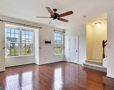 3650 Wright Terrace Ne - Photo Thumbnail 9