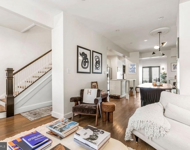 318 Todd Place Ne - Photo Thumbnail 2
