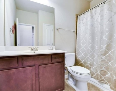 185 Camden Cv - Photo Thumbnail 13