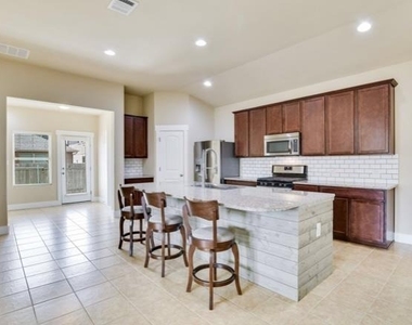 185 Camden Cv - Photo Thumbnail 7