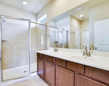185 Camden Cv - Photo Thumbnail 11