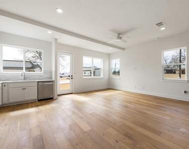 302 E 19.5 St - Photo Thumbnail 9