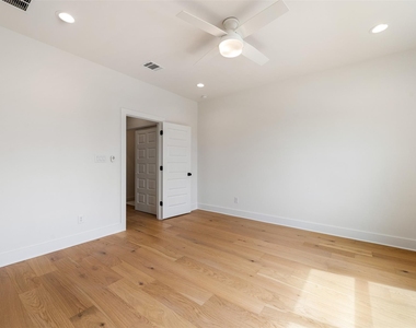 302 E 19.5 St - Photo Thumbnail 17