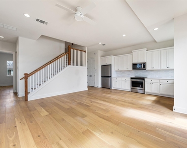 302 E 19.5 St - Photo Thumbnail 7