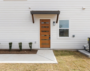 302 E 19.5 St - Photo Thumbnail 3