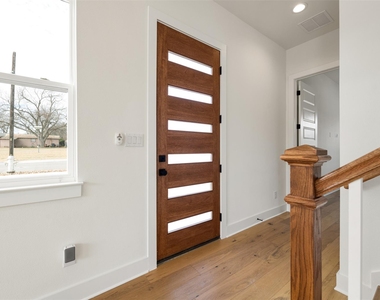 302 E 19.5 St - Photo Thumbnail 4