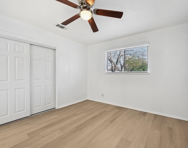 418 Sarah St - Photo Thumbnail 18