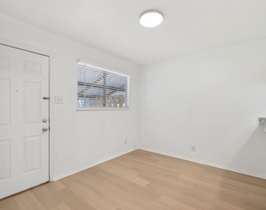 418 Sarah St - Photo Thumbnail 7
