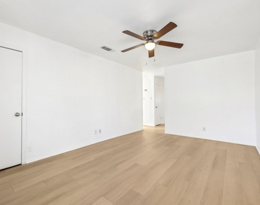 418 Sarah St - Photo Thumbnail 21
