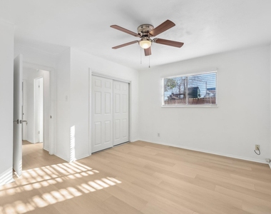 418 Sarah St - Photo Thumbnail 13