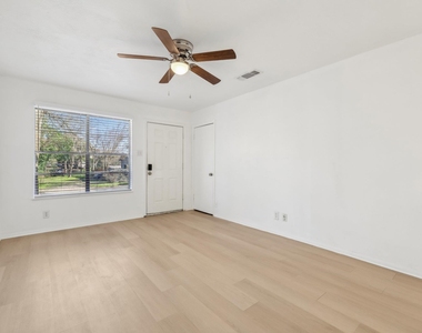 418 Sarah St - Photo Thumbnail 3