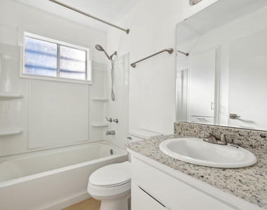 418 Sarah St - Photo Thumbnail 17