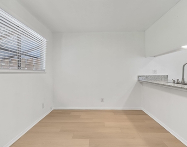 418 Sarah St - Photo Thumbnail 5