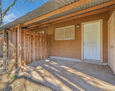 418 Sarah St - Photo Thumbnail 27