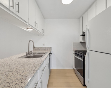 418 Sarah St - Photo Thumbnail 10
