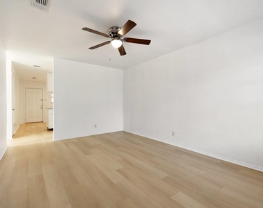 418 Sarah St - Photo Thumbnail 4
