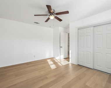 418 Sarah St - Photo Thumbnail 15