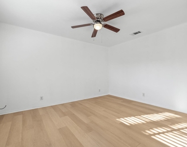 418 Sarah St - Photo Thumbnail 16