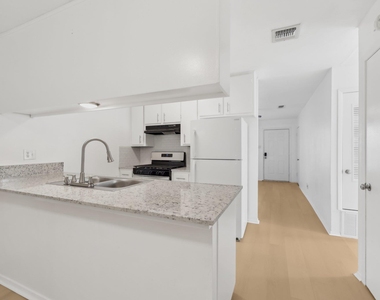 418 Sarah St - Photo Thumbnail 8