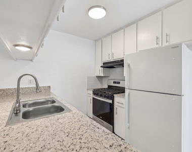 418 Sarah St - Photo Thumbnail 9