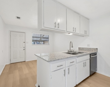 418 Sarah St - Photo Thumbnail 11