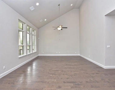 813 Palamos Dr - Photo Thumbnail 13