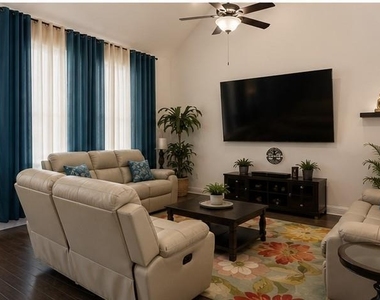 813 Palamos Dr - Photo Thumbnail 3