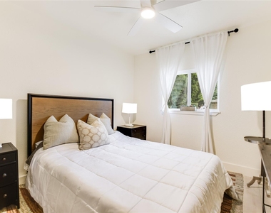 805 Eberhart Ln - Photo Thumbnail 8