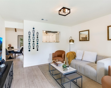 805 Eberhart Ln - Photo Thumbnail 2