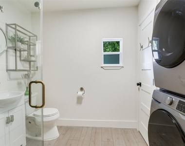 805 Eberhart Ln - Photo Thumbnail 10