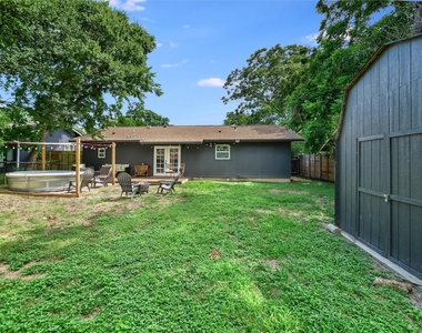 805 Eberhart Ln - Photo Thumbnail 18