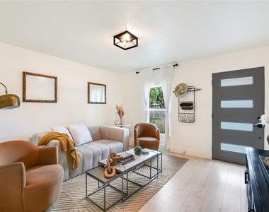 805 Eberhart Ln - Photo Thumbnail 3