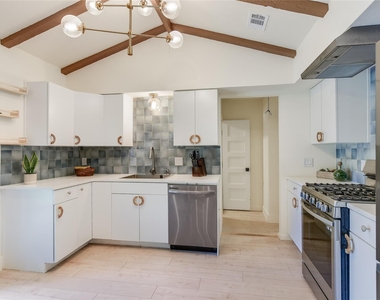 805 Eberhart Ln - Photo Thumbnail 4