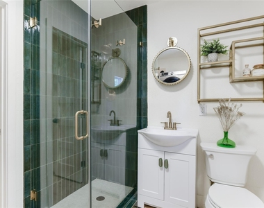 805 Eberhart Ln - Photo Thumbnail 11
