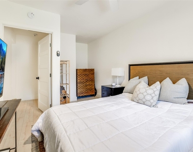 805 Eberhart Ln - Photo Thumbnail 9