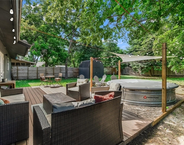 805 Eberhart Ln - Photo Thumbnail 16