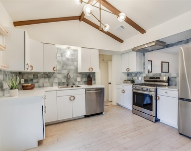 805 Eberhart Ln - Photo Thumbnail 5
