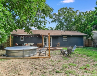 805 Eberhart Ln - Photo Thumbnail 17