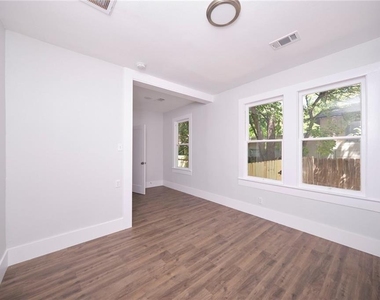 208 W 45th St - Photo Thumbnail 3