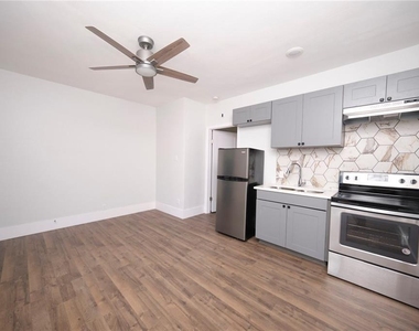 208 W 45th St - Photo Thumbnail 2