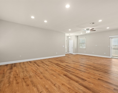 374 Triumph Rd - Photo Thumbnail 8