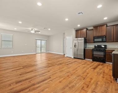 374 Triumph Rd - Photo Thumbnail 4