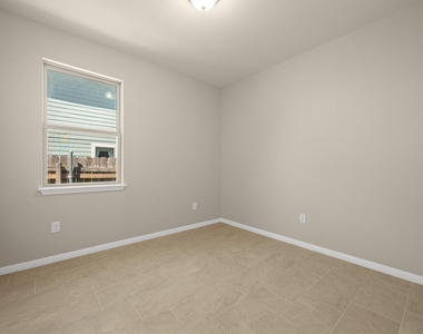 374 Triumph Rd - Photo Thumbnail 16