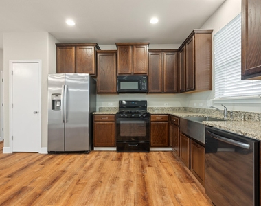 374 Triumph Rd - Photo Thumbnail 6