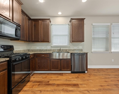 374 Triumph Rd - Photo Thumbnail 7
