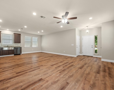 374 Triumph Rd - Photo Thumbnail 3