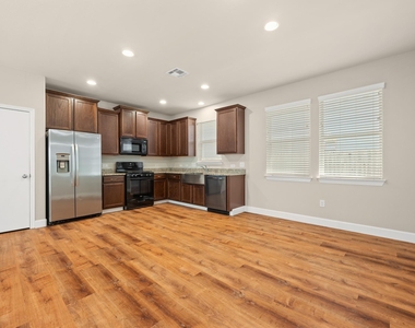 374 Triumph Rd - Photo Thumbnail 5
