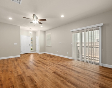 374 Triumph Rd - Photo Thumbnail 9