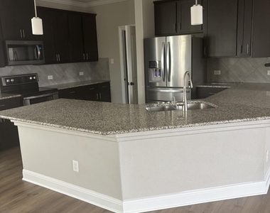 220 S Rocroi Dr - Photo Thumbnail 4