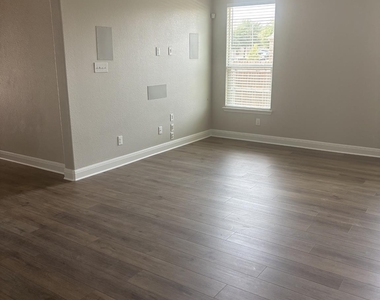220 S Rocroi Dr - Photo Thumbnail 1